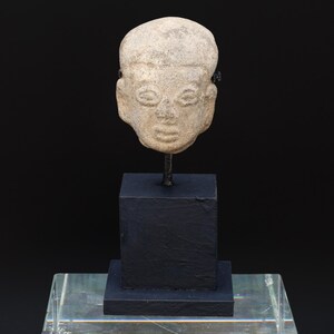 Antigua terracota precolombina de Tumaco, fragmento de cabeza de cerámica de La Tolita datado alrededor del 300 a. C., Antigüedades de arte prehispánico de Sudamérica.