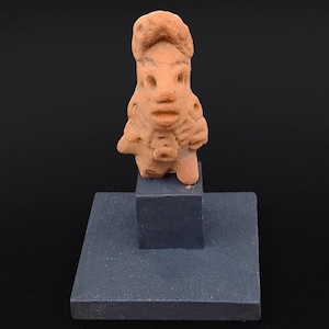 Antiga figura de cerâmica pré-colombiana de Colima, ídolo de corpo inteiro, datada de cerca de 250 d.C., México Ocidental, arte indígena da Mesoamérica.
