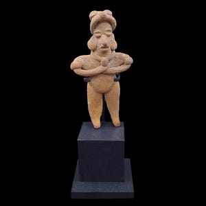 Figura masculina em pé, de corpo inteiro, em cerâmica pré-colombiana de Colima, datada entre 200 a.C. e 250 d.C., México Ocidental, arte mesoamericana.