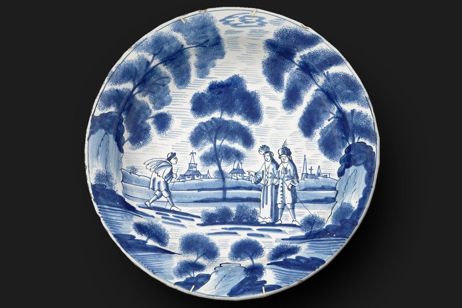 18世紀のアンティークの青と白のチャージャープレート。1720年代頃の