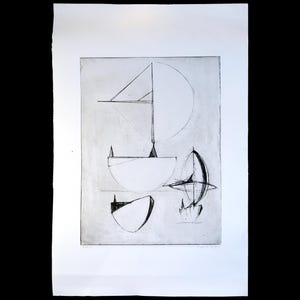 Op de afbeelding: Abstracte zwart-wit schets van zeilboten en nautische elementen. Het kunstwerk heeft een minimalistische stijl met geometrische vormen en lijnen, die boten en gerelateerde vormen op een witte achtergrond afbeelden.