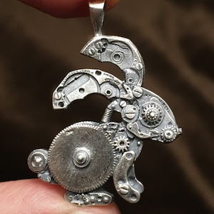 Silberner Steampunk Häschen-Anhänger