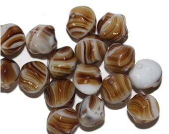Perlas de vidrio prensado checo con forma de pepitas de remolino marrón de 10 mm (paquete de 16)
