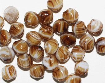Brown remolino Nugget Checa presiona granos de cristal de 8mm (paquete de 30)