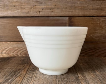 注ぎ口付きのヴィンテージ パイレックス製 ホワイト ミルクガラス製ミキシングボウル