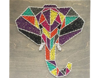 Geometryczna sztuka ze sznurka ze słoniem, geometryczne zwierzę, sztuka ze słoniem, wielokolorowa sztuka, nowoczesny wystrój