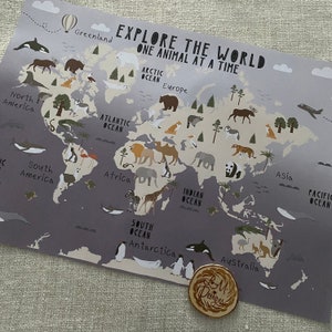 Ready to Post A2 Animal World Map in Lila gedruckt auf einem Luxus-Stoffdruck - Ideales Kinderzimmer oder Kinderzimmer Dekor - Lernwanddruck