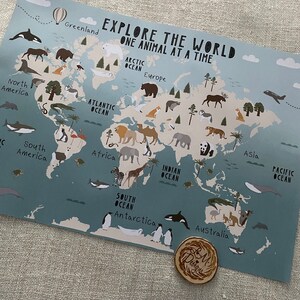 Ready to Post A2 Animal World Map in Blau gedruckt auf einem Luxus-Stoffdruck - Ideales Kinderzimmer oder Kinderzimmer Dekor - Lernwanddruck