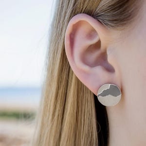 Pendientes costeros de plata personalizados, joyería de plata contemporánea, pendientes de mapa, pendientes redondos grandes, tachuelas de círculo grande de plata de ley