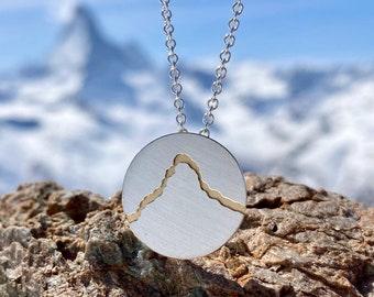 Collana fatta a mano con silhouette di montagna del Cervino in argento sterling spazzolato - Ciondolo con disco di picco alpino, regalo di montagna, regalo per escursionisti, regalo delle Alpi