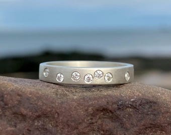 Anillo de oro blanco de 9 quilates con diamantes éticos dispersos: Alianza de boda hecha a mano / Anillo de media eternidad