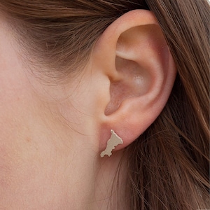 Boucles d'oreilles silhouette Cornouailles - Puces d'oreilles carte de la côte des Cornouailles en argent sterling - Bijoux Kernow délicats - Puces de littoral personnalisés