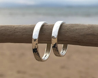 Anello in argento sterling riciclato martellato: fede nuziale unisex