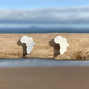 Pendientes con forma de continente africano / Plata de ley u oro de 9 quilates / Pendientes con forma de mapa hechos a mano / Joyas con mapas / Pendientes de África