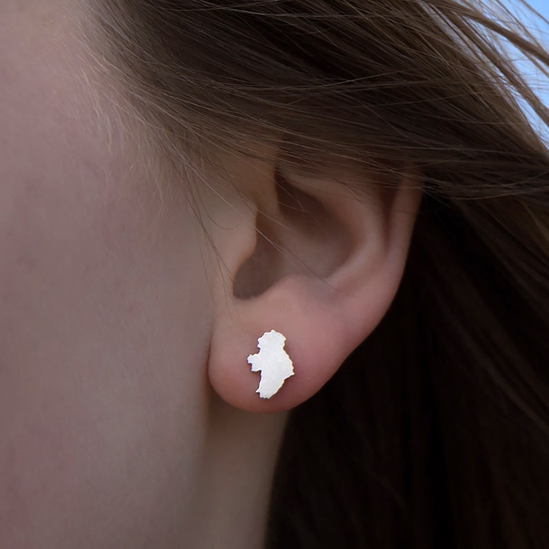 Puces d'oreilles en argent sterling carte de l'Irlande Bijoux carte de l'Irlande fabriqués à la main Boucles d'oreilles uniques en forme de carte irlandaise Clous d'oreilles minimalistes en argent image 1