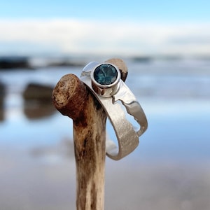 Bague solitaire littoral avec pierres précieuses