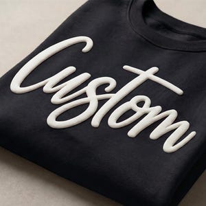 Sudadera abullonada con relieve personalizado: camiseta personalizada con nombre de equipo, sudadera personalizada con letras 3D, camiseta blanca y negra de mascota escolar