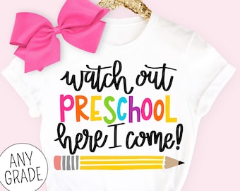 Puede incluir: Camiseta blanca con el texto "Watch out Preschool here I come!" en letras de colores. Debajo del texto hay un lápiz amarillo con una goma de borrar gris.
