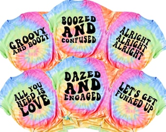 Może przedstawiać: Sześć tie-dye koszulek z różnymi napisami w czarnym kolorze. Napisy to: "Groovy and Boozy", "Boozed and Confused", "Alright Alright Alright", "All You Need is Love", "Dazed and Engaged" oraz "Let's Get Funked Up".