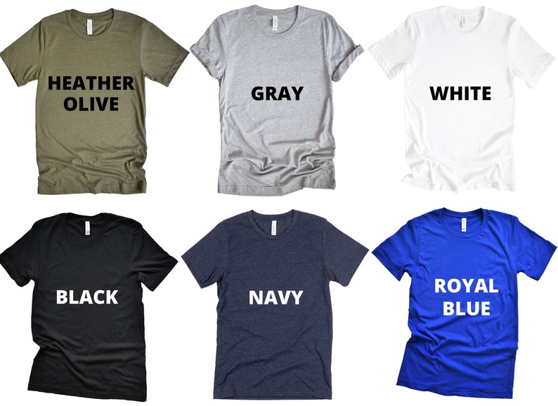 Puede incluir: Seis camisetas de diferentes colores, cada una con un texto de color diferente en la parte delantera. Los colores son oliva jaspeado, gris, blanco, negro, azul marino y azul real. El texto en las camisetas es "HEATHER OLIVE", "GRAY", "WHITE", "BLACK", "NAVY" y "ROYAL BLUE".