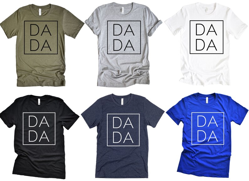 Puede incluir: Seis camisetas de diferentes colores con el texto "DA DA" dentro de un cuadrado en la parte delantera.