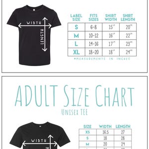 Peut inclure: Tableau des tailles pour t-shirts unisexes pour enfants et adultes avec des mesures en pouces. Le tableau indique la taille de l'&eacute;tiquette, les tailles correspondantes, la largeur du t-shirt et la longueur du t-shirt.