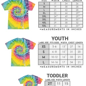 Puede incluir: Tabla de tallas para camisetas tie-dye en tallas de adulto, ni&ntilde;o y beb&eacute;. La tabla muestra las medidas de ancho, pecho y largo en pulgadas.