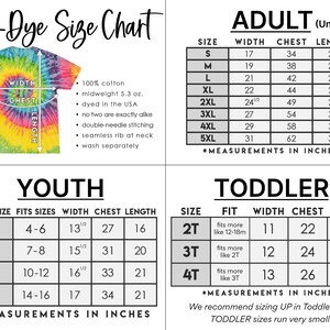 Op de afbeelding: Maattabel voor tie-dye shirts voor volwassenen, jeugd en peuters. De tabel toont de afmetingen in inches voor breedte, borst en lengte. De tabel bevat een opmerking dat peutermaten erg klein uitvallen.