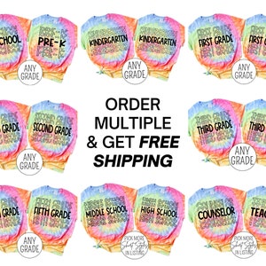 Pu&ograve; includere: Un set di 10 magliette tie-dye con diversi livelli di grado stampati su di esse. Le magliette sono in uno schema di colori arcobaleno e hanno il testo "Ordina pi&ugrave; articoli e ottieni la spedizione gratuita" stampato su di esse.