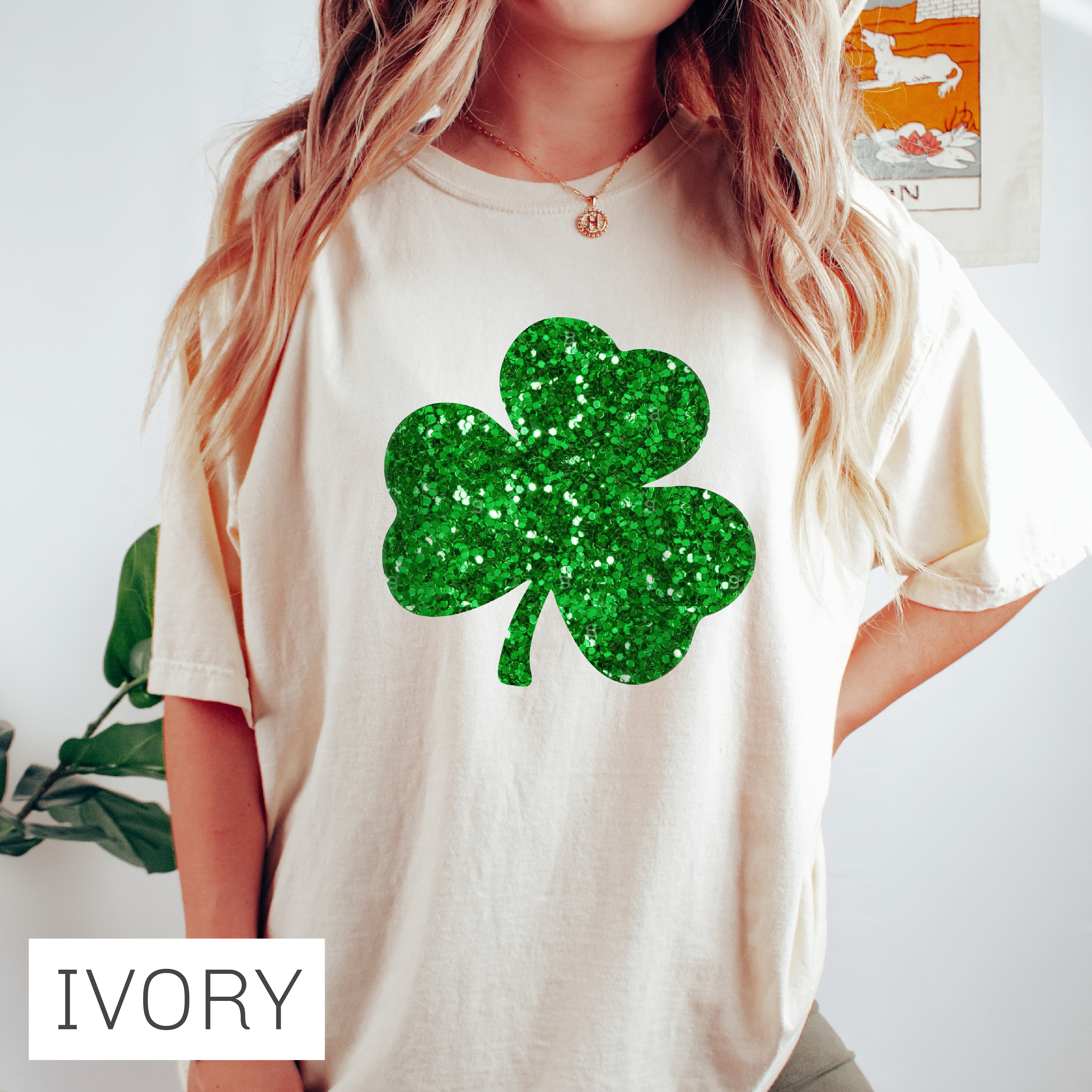 売れ筋商品|||エルエーポップアート Tシャツ トップス レディース Women's St. Patrick's Day Shamrock Word Art V-neck T-shirt Black LA Pop Art Women's Word Art V-neck T-shirt - St. Patrick's
