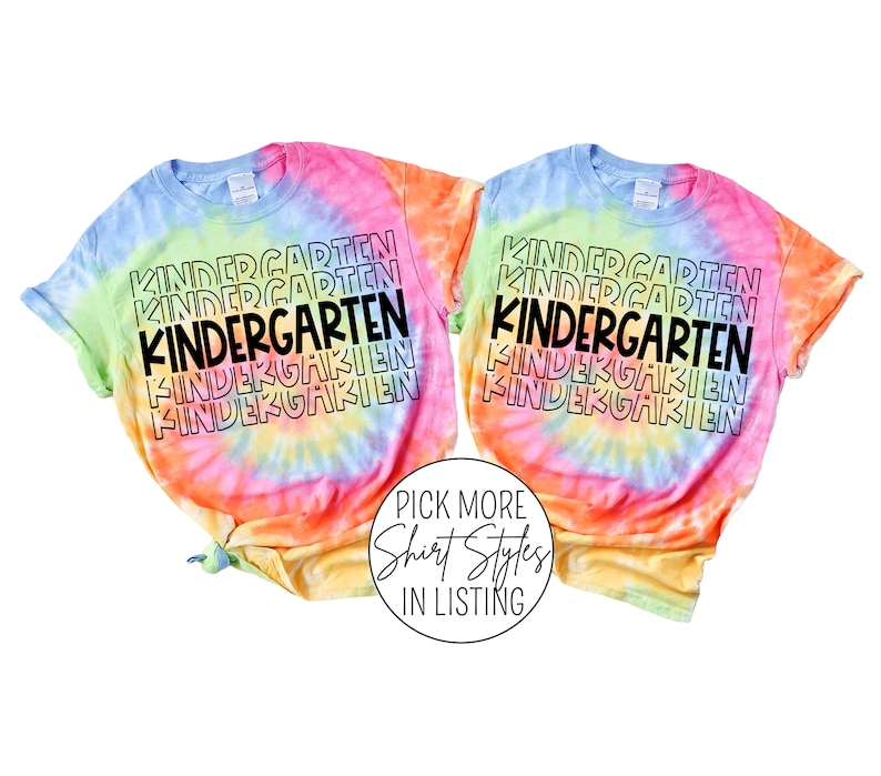 Pu&ograve; includere: Due magliette tie-dye con la parola "KINDERGARTEN" ripetuta in uno schema sovrapposto. Le magliette sono un arcobaleno di colori, tra cui rosa, arancione, giallo, verde e blu.