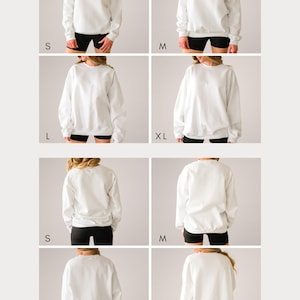 Puede incluir: Una colecci&oacute;n de sudaderas blancas de cuello redondo en tallas S, M, L y XL. Las im&aacute;genes muestran las vistas frontal y posterior de la prenda de manga larga blanca lisa, cada una etiquetada con su letra de talla correspondiente en la esquina.