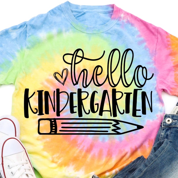 以下が含まれることがあります： 「hello kindergarten」という文字と鉛筆のグラフィックが描かれたタイダイ染めのTシャツ。Tシャツは薄い青、黄色、ピンク、緑の色です。