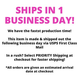 Puede incluir: Texto rosa sobre fondo blanco que dice "SHIPS IN 1 BUSINESS DAY!"  &iexcl;Tenemos el tiempo de producci&oacute;n m&aacute;s r&aacute;pido! Este art&iacute;culo se fabrica y se env&iacute;a el siguiente d&iacute;a h&aacute;bil a trav&eacute;s de USPS First Class Mail. &iquest;Tiene prisa? Seleccione el env&iacute;o PRIORITARIO al finalizar la compra para un env&iacute;o m&aacute;s r&aacute;pido. *Todos los pedidos reciben una fecha de llegada estimada al finalizar la compra.