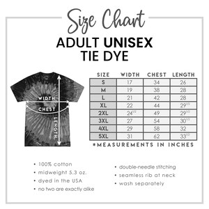 Puede incluir: Tabla de tallas para camisetas tie-dye unisex para adultos. La tabla muestra las medidas en pulgadas para el ancho, el pecho y la longitud para las tallas S a 5XL.