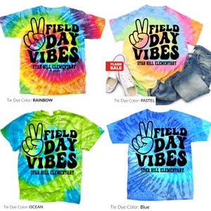 Puede incluir: Cuatro camisetas te&ntilde;idas con la t&eacute;cnica tie-dye con el texto "FIELD DAY VIBES" y "STAR HILL ELEMENTARY". Las camisetas tienen dise&ntilde;os tie-dye de arco&iacute;ris, pastel, oc&eacute;ano y azul. Tambi&eacute;n se muestran unos pantalones cortos vaqueros y zapatillas blancas.