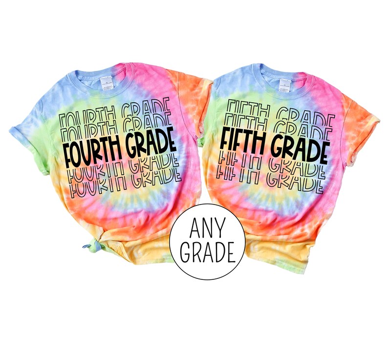 Pu&ograve; includere: Due magliette tie-dye con il testo "FOURTH GRADE" e "FIFTH GRADE" in nero. Le magliette sono arcobaleno di colori, tra cui rosa, arancione, giallo, verde e blu. Il testo &egrave; in uno stile di font retr&ograve;. Le magliette sono per qualsiasi grado.