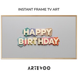 Könnte beinhalten: Ein rechteckiger Holzrahmen umgibt einen grauen Hintergrund mit den Worten "HAPPY BIRTHDAY" in farbenfrohen Buchstaben im 3D-Stil. Der Text besteht aus verschiedenen Pastellfarben und erzeugt ein festliches Design. Die Wörter "INSTANT FRAME TV ART" und der Markenname "ARTEVOO" sind ebenfalls sichtbar.