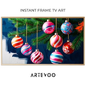 Puede incluir: Una obra de arte digital enmarcada que presenta una rama de árbol de Navidad con adornos coloridos. Los adornos son rojos, rosas, azules y blancos con varios patrones. El texto "INSTANT FRAME TV ART" está en la parte superior y el logotipo "ARTEVOO" en la parte inferior.
