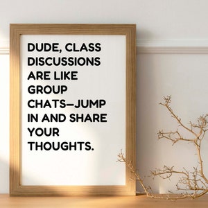 Könnte beinhalten: Ein gerahmter Druck mit dem Text „DUDE, CLASS DISCUSSIONS ARE LIKE GROUP CHATS—JUMP IN AND SHARE YOUR THOUGHTS“. Der Rahmen ist hellbraun, der Hintergrund weiß. Ein dekorativer Ast und eine Kugel sind rechts.