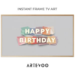 Könnte beinhalten: Gerahmtes digitales Kunstwerk für den Fernseher mit den Worten "HAPPY BIRTHDAY" in einem Design aus geschichtetem Papier. Das Kunstwerk hat einen hellgrauen Hintergrund und einen Holzrahmen. Der Text ist in einer verspielten Schriftart mit farbigen Papierakzenten.