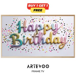 Könnte beinhalten: Ein gerahmtes Kunstwerk mit den Worten "Happy Birthday" in bunten, glitzernden Buchstaben. Der Hintergrund ist weiß mit Konfetti. Der Rahmen ist hellbraun. Oben rechts ist eine "Kaufe 1, erhalte 1 gratis"-Aktion zu sehen.