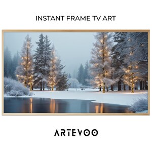 Könnte beinhalten: Gerahmter digitaler Kunstdruck mit einer Winterlandschaft mit schneebedeckten Bäumen und einem reflektierenden Gewässer. Die Bäume sind mit warmen Lichtern geschmückt, und der Text "INSTANT FRAME TV ART" ist oben zu sehen. Von ARTEVOO.