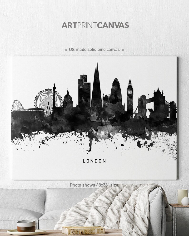 Pu&ograve; includere: Dipinto ad acquerello in bianco e nero dello skyline di Londra. Lo skyline include il London Eye, Big Ben, The Shard e il Tower Bridge. Il dipinto &egrave; su una tela bianca con la parola "LONDON" stampata sotto lo skyline. Il testo "Photo shows 48x36" size" &egrave; stampato sotto la parola "LONDON".