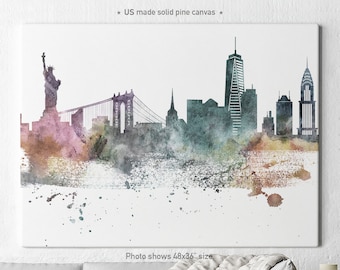 Puede incluir: Una pintura de acuarela del horizonte de la ciudad de Nueva York con la Estatua de la Libertad en primer plano. El horizonte se representa en tonos de azul, verde y marrón, sobre un fondo blanco. La pintura está enmarcada y lista para colgar.