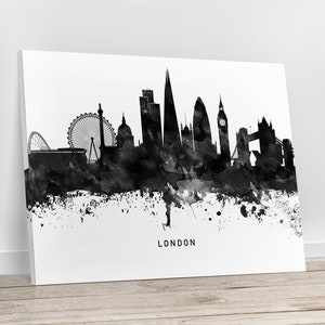 Pu&ograve; includere: Illustrazione ad acquerello in bianco e nero dello skyline di Londra. Lo skyline include il London Eye, Big Ben, The Shard e il Tower Bridge. Il testo "LONDON" &egrave; stampato sotto lo skyline.