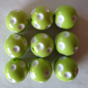 Set of 10 - 20mm Green Polka Dot Bubblegum Bead, Gumball Bead, 20mm Resin Bead, Chunky Polka Dot, Polka Dot Bead, Chunky Necklace