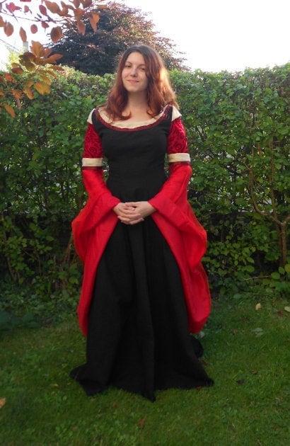 arwen black and red dress BloodRed