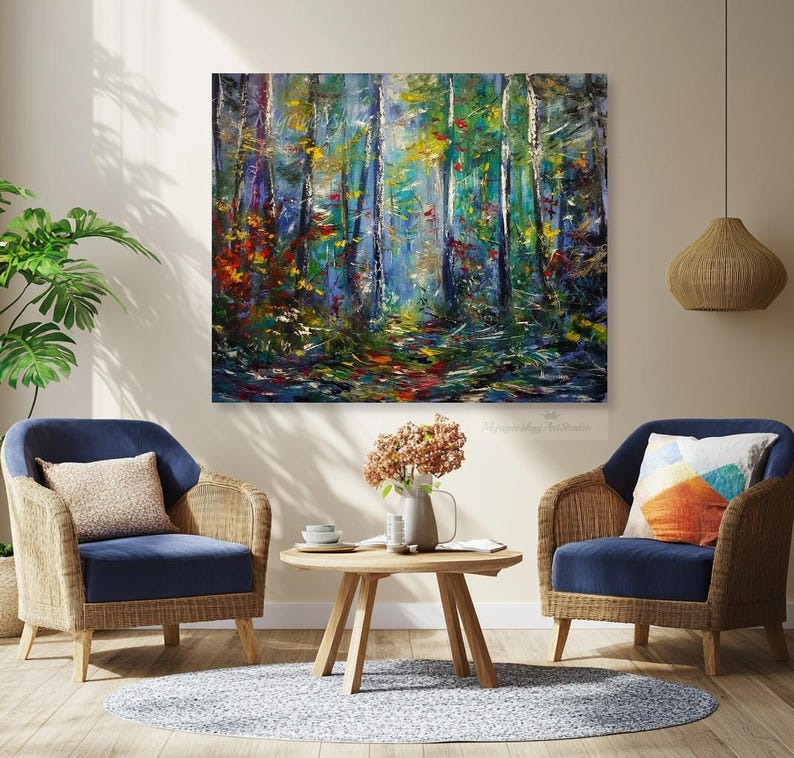 Puede incluir: Una pintura que representa una escena de bosque con &aacute;rboles altos y un camino que conduce hacia el bosque. Los &aacute;rboles est&aacute;n pintados en tonos de verde, azul y amarillo, y el camino es de color marr&oacute;n rojizo. La pintura est&aacute; realizada en un estilo suelto e impresionista.