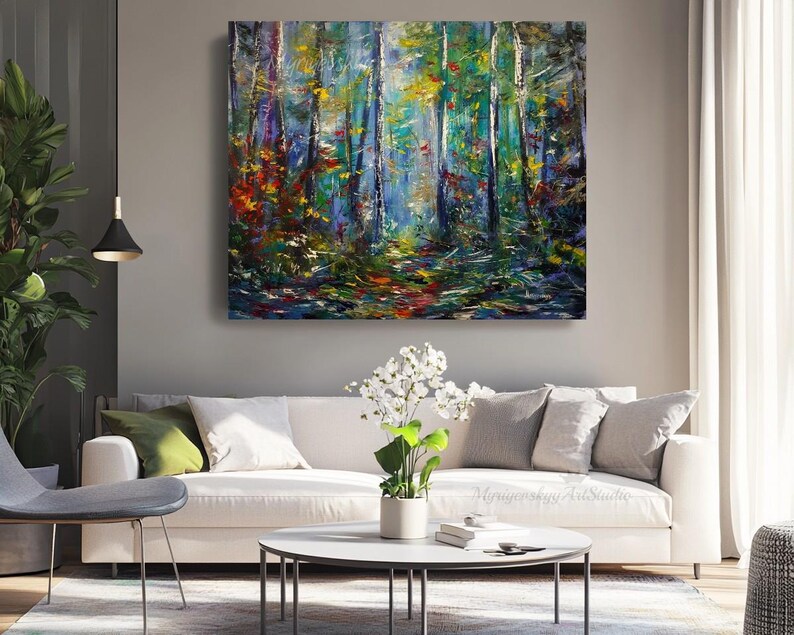 Puede incluir: Una pintura abstracta colorida de una escena de bosque con &aacute;rboles y follaje en tonos de azul, verde, amarillo y rojo. La pintura tiene un efecto texturizado, de pinceladas.